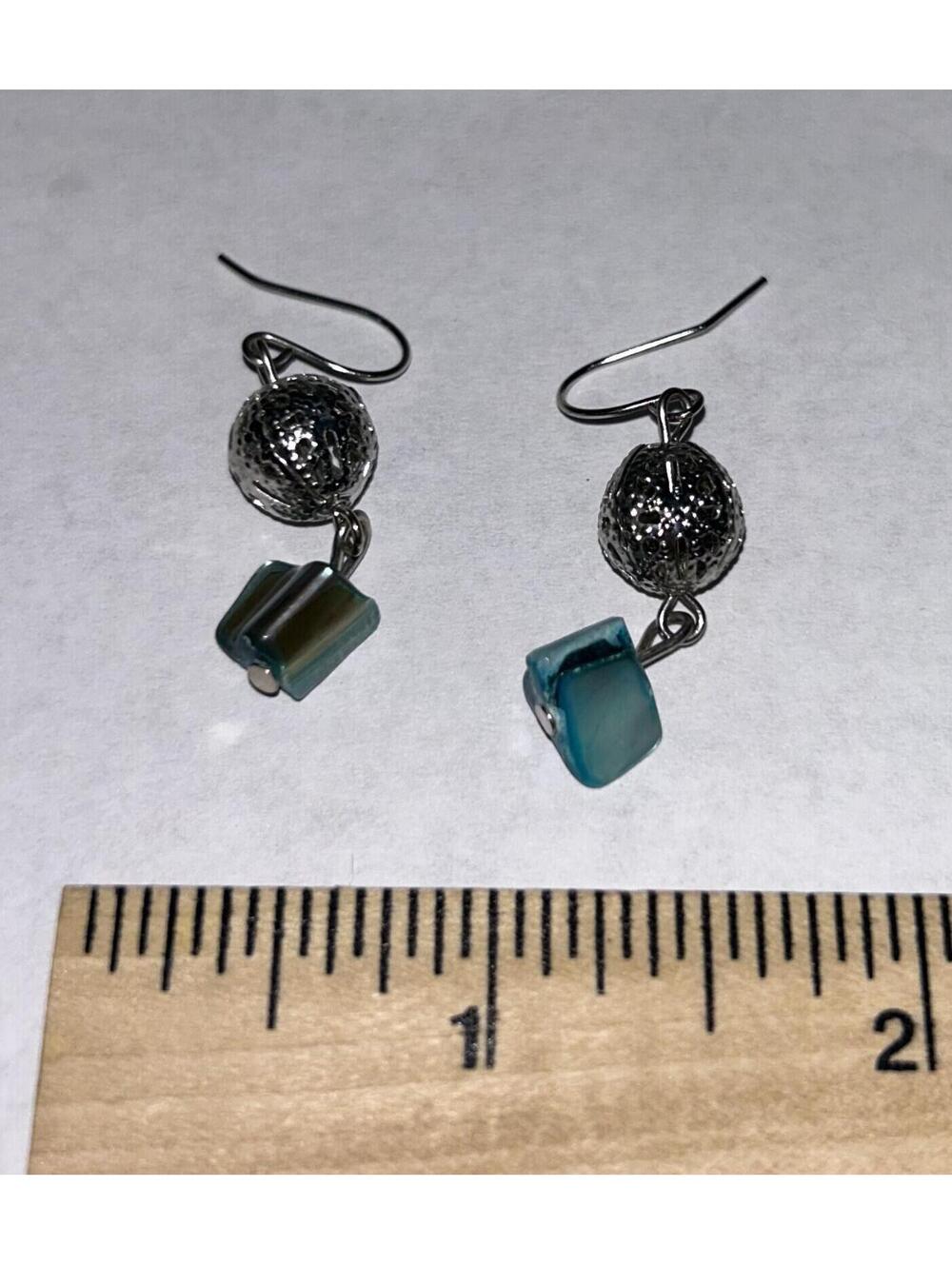 Drop earings with sliver accent and blue stone